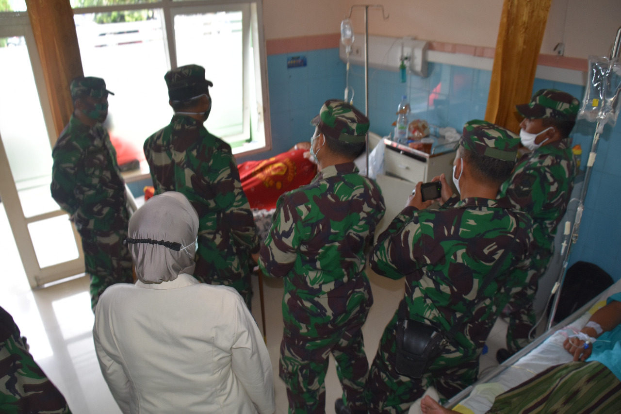 Kedekatan dan Kepeduliannya, Danrem 073/MKT Besuk Prajurit yang Sedang Sakit